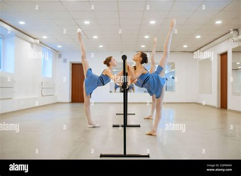 Dos J Venes Bailarinas Ensayando En El Barre En Clase Escuela De