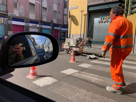 Saronno Cantiere Per La Nuova Segnaletica Via Manzoni Paralizzata