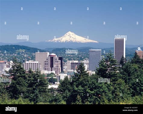 Mount hood portland city oregon skyline mountain mountains hi-res stock photography and images ...