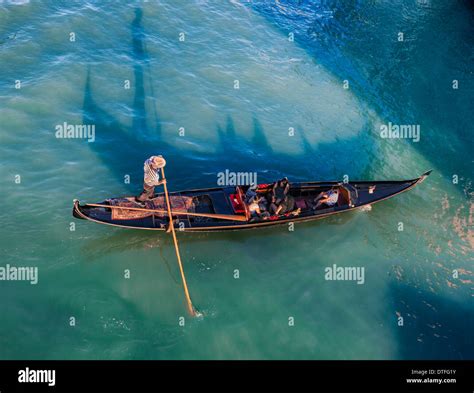 Gondola Hi Res Stock Photography And Images Alamy