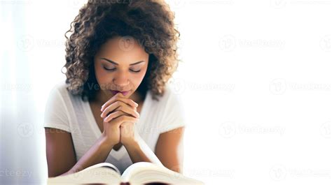 africano mujer leyendo Biblia libro Adoración a hogar ai generado