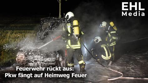 Pkw fängt auf Heimweg Feuer Feuerwehr löscht Autobrand in Bertsdorf