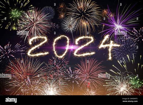 FOTOMONTAGE, Feuerwerk und die Zahl 2024 am Nachthimmel, Symbolfoto ...