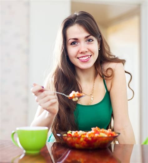 Hermosa Chica Comiendo Almuerzo Vegetariano Foto Gratis