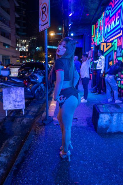 Makati Bar Hopping Tour With Venus