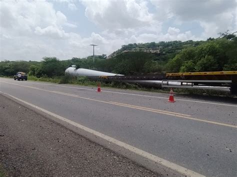 Caminhão Que Transportava Pá Eólica Tomba Na Br 407 Segundo Acidente