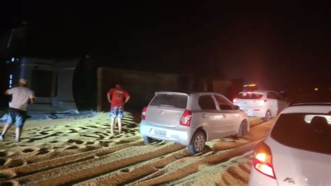 Caminh O De Areia Tomba Na Fern O Dias Km E Interdita Rodovia V Deo