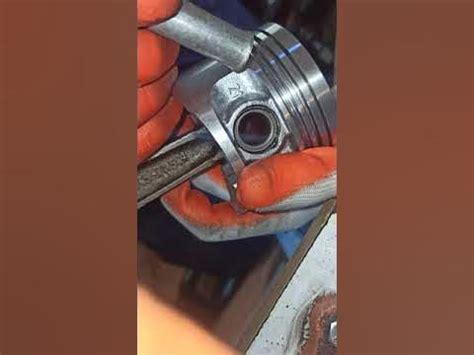 Как поставить стопорные кольца поршневого пальца #ремонт #поршень # ...