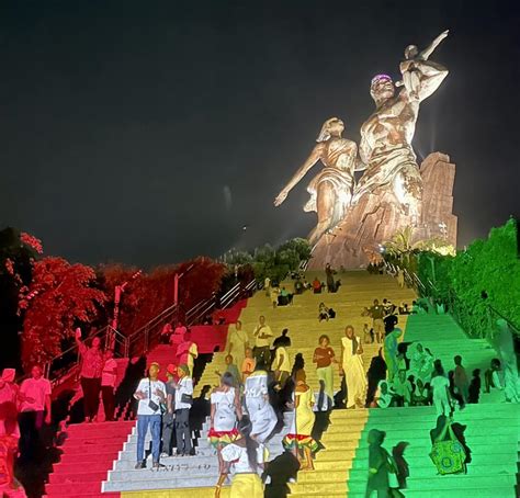 Vrai les marches du Monument de Dakar ont bien été illuminées aux