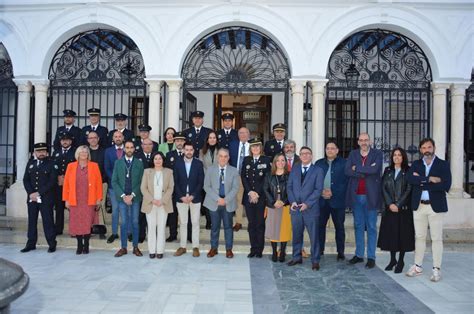 Almonte rinde homenaje a los trabajadores recién jubilados y condecora