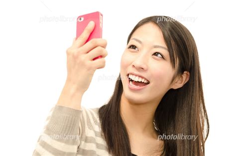 スマートフォンを持って何かを考えてる女性 写真素材 7068994 フォトライブラリー Photolibrary