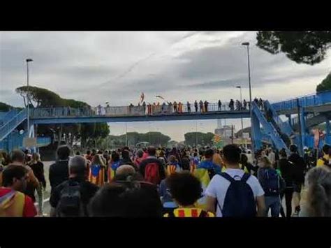 Manifestantes Con Banderas Espa Olas Reciben A Las Marxes Per La