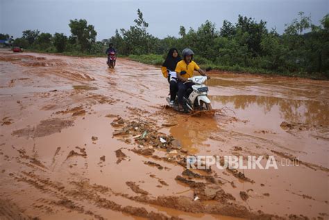 Jalanan Berlumpur Di Kelurahan Sambau Batam Republika Online