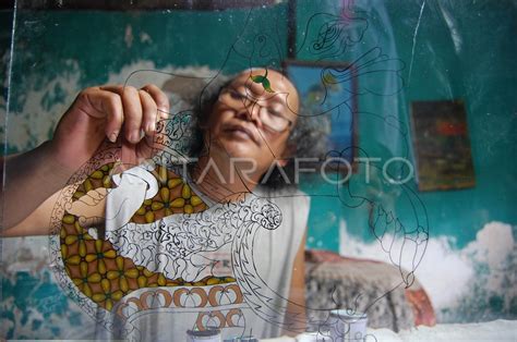 Lukisan Wayang Kaca Antara Foto