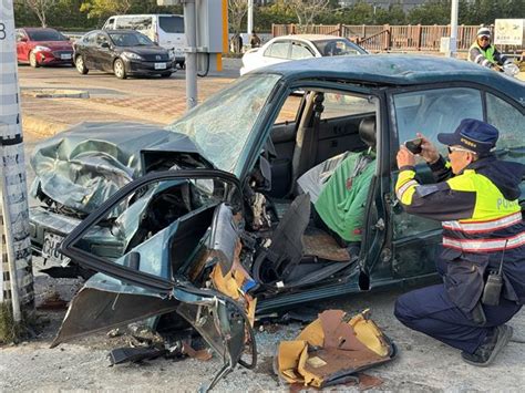 金門男搶黃燈猛撞對向車 自撞電線桿汽油流滿地車全毀 社會 中時