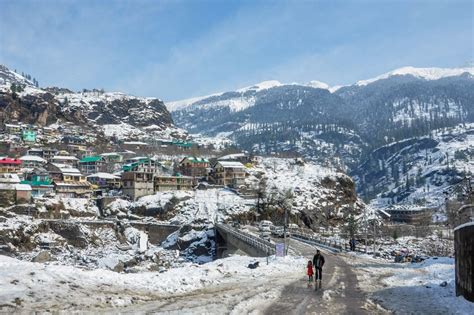 PICS Tourists Enjoy Season S First Snowfall In Manali Kufri News18