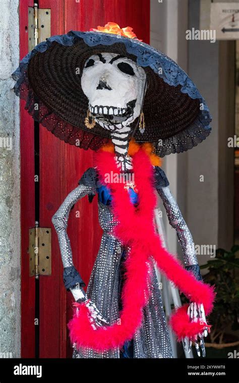 Un Mannequin La Catrina En Costume Dans La Rue Pour C L Brer Le Jour