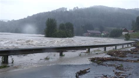 Unwetter Und Hochwasser Etliche Österreich Orte Von Außenwelt