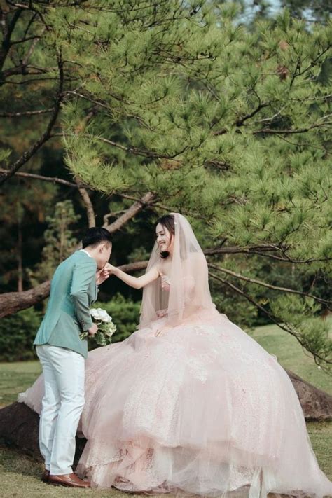 Người đẹp HHVN bật khóc trong ngày lên xe hoa với hot boy cảnh sát