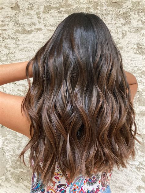 Balayage una técnica que aclara más las puntas de una manera natural