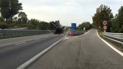 Video Camion Si Ribalta Sulla Statale 36 La Sequenza Dell Impatto