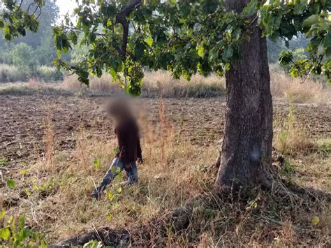 Dead Body Of Young Man Found Hanging On Mahua Tree महुआ के पेड़ पर लटकता मिला युवक का शव