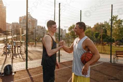 Dos Jugadores De Baloncesto Se Dan La Mano Cancha Al Foto De Stock