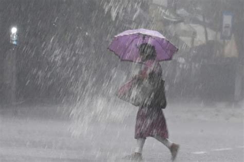 Heavy Rain 2 Hours Of Showers Flood Roads Stall Traffic Telegraph