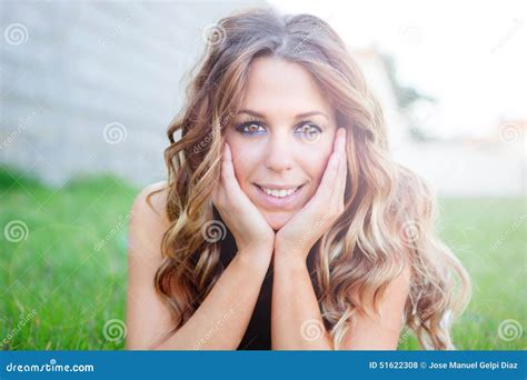 Menina Bonita Fresca Que Encontra Se Na Grama Foto De Stock Imagem De