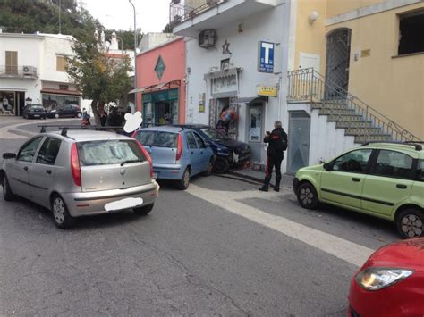 Paura A Piedimonte Auto Carambola Su Furgone E Veicoli In Sosta Il