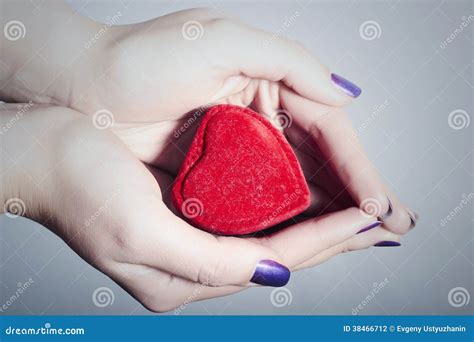 Coeur Chez Des Mains De La Femme Symbole Rouge D Amour Photo Stock