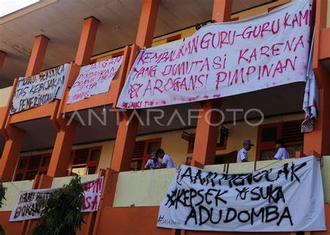 Aksi Protes Siswa SMK Negeri 1 Ternate ANTARA Foto