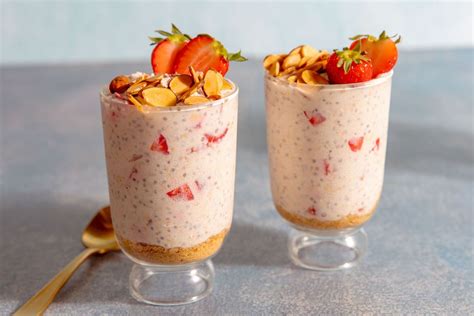 Strawberry Rhubarb Chia Overnight Oat Parfaits Lynnecurry