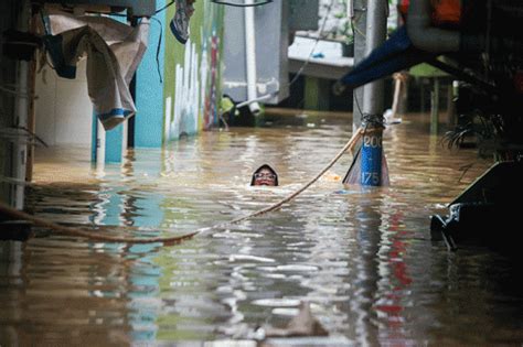 Permukiman Di Kebon Pala Jakarta Timur Terendam Banjir Imbas Luapan