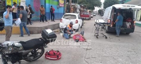 Hombre Y Mujer Lesionados Tras Chocar Bicicleta Y Motocicleta Vista