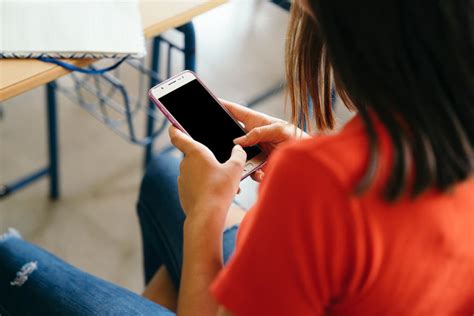 Uso De Celular Nas Escolas Passa A Ser Proibido No RJ Entenda