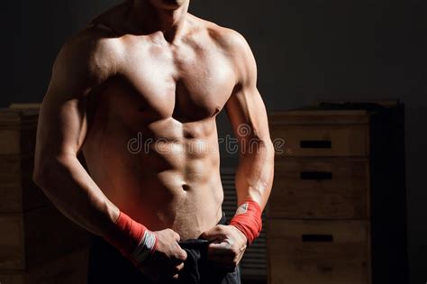 Homem O Torso Muscular Que Mostra Seis Abs Do Bloco Imagem De Stock