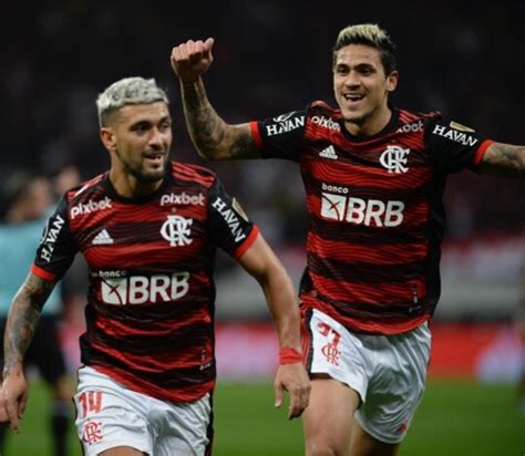 Fora De Casa Flamengo Vence Corinthians Por 2 A 0 E Larga Na Frente