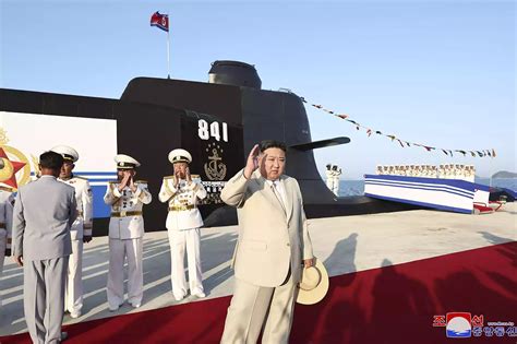 Corea Del Norte Presenta Submarino Nuclear Hero Kim Kun Ok