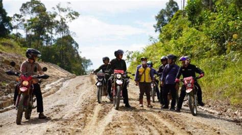 Bupati Kapuas Hulu Tinjau Pembangunan Ruas Jalan Sayut Nanga Sarai Di Kalis