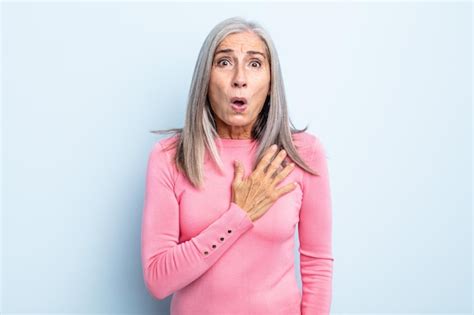 Mujer De Cabello Gris De Mediana Edad Que Se Siente Conmocionada Y