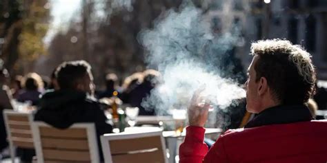 Sanidad prohibirá fumar en las terrazas y limitará los vaper desechables