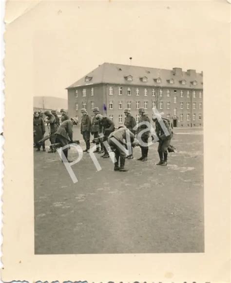 FOTO WK II Wehrmacht Soldaten Appell Kasernenhof Uniform Stahlhelm L1