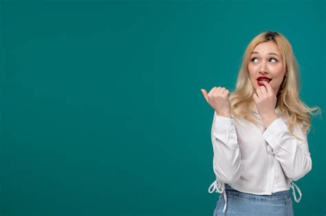 Jolie Fille Blonde Jeune Jolie Fille Dans Une Chemise Blanche Se Mordant Le Doigt Et Rêvant De