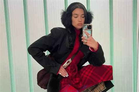 Profil Dua Lipa Biodata Penyanyi Yang Jadi Perhatian Di Met Gala 2023