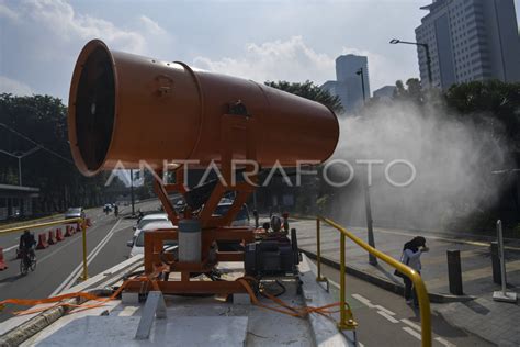 Penyemprotan Disinfektan Di Jakarta Antara Foto