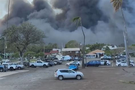 Incêndios florestais causam destruição no Havaí e forçam moradores a