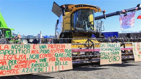 Trattori La Protesta Degli Agricoltori Coinvolge Due Regioni Da