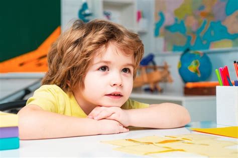 Educación en el hogar poco listo para estudiar niños pequeños en la