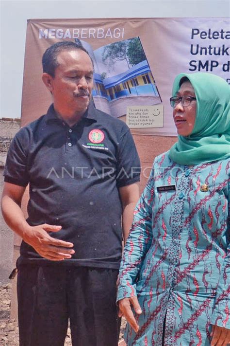 Peletakan Batu Pertama Pembangunan Sekolah Antara Foto